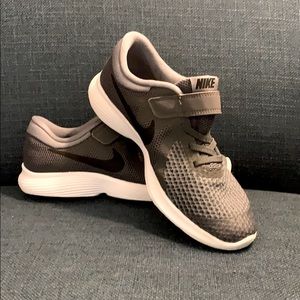 Boys Nike FlyEase Revolution Velcro Shoe. Like New